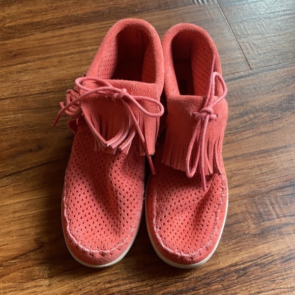 Minnetonka perforated leather fringe booties size 6.5 - Picture 3 of 10